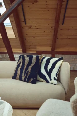 Zebra Lammeskindspude | Korthåret | New Zealand | Dobbeltsidet | 60x60 cm