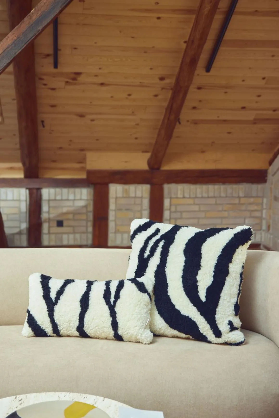 Zebra Lammeskindspude | Korthåret | New Zealand | Dobbeltsidet | 30x60 cm
